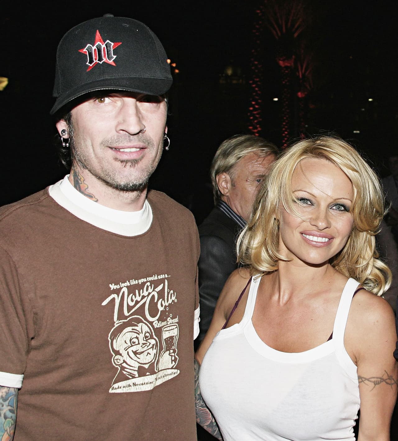 Pamela Anderson y Tommy Lee quizá ostentan el título de tener el compromiso más corto pues la pareja se casó en febrero de 1995, tras cuatro días de conocerse. Ellos duraron tres años juntos, tiempo en el que procrearon a sus hijos Brandon Thomas Lee y Dylan Jagger Lee.