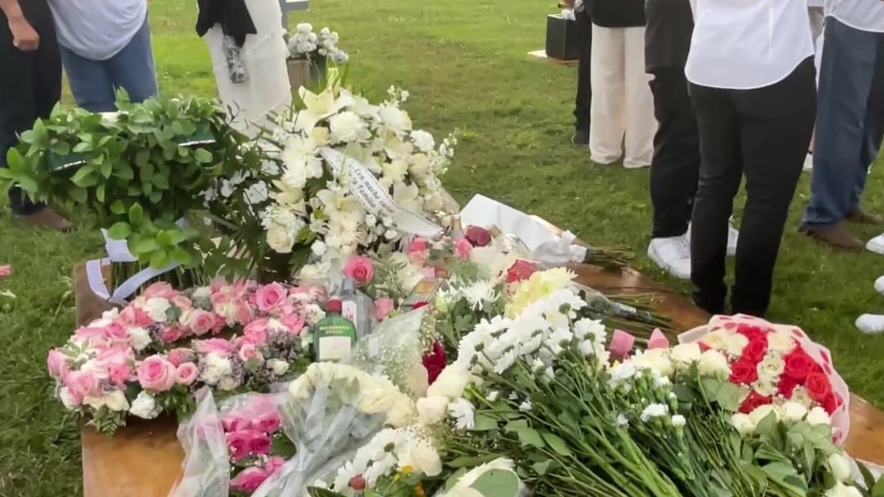 <a href="https://www.univision.com/local/chicago-wgbo/marcela-herrera-muerte-pilsen-esposo-novio-boda-mauricio-leyva-investigacion-pilsen" target="_blank">El entierro se realizó el 23 de julio.</a> Durante la ceremonia, familiares y amigos se tomaron de las manos, elevaron una oración al cielo y pidieron por el descanso eterno de la joven. Su tío, Juan Carlos Barrera, expresó con voz entrecortada.
<br>
<br>“Que descanse en paz… que la queremos mucho, que
<b> siempre va a estar en nuestro corazón</b> ”, comentó Barrera.