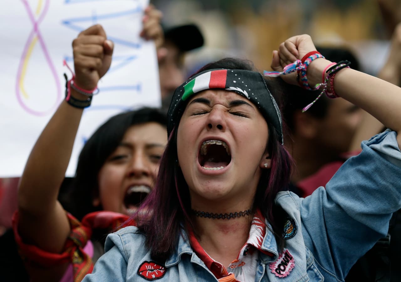 Miles de jóvenes mexicanos marcharon hacia el rectorado de la Universidad Nacional Autónoma de México, la más grande de América Latina. Exigen de las autoridades universitarias y nacionales actúen luego que alumnos del Colegio de Ciencias y Humanidades-Azcapotzalco, un centro de educación media superior de la UNAM, fueron agredidos el lunes por supuestos estudiantes frente a la Torre de Rectoría, donde protestaban contra supuestas irregularidades administrativas de la universidad.