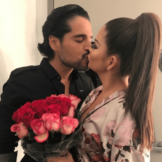 Luis es un esposo cariñoso y detallista, y tiene muy consentida a Ana.