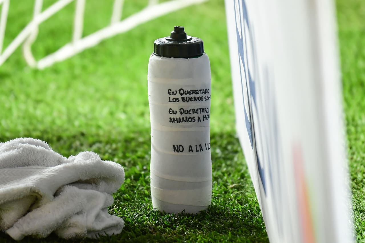 Con un solitario gol de Heriberto Jurado, Necaxa volvió a la senda de la victoria al vencer a Gallos Blancos en un partido con muchos tintes de llamados por la paz tras los acontecimientos violentos en Querétaro.