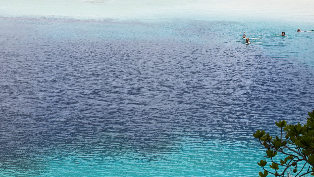 Esta formación en el mar es la más profunda del mundo con 663 pies. Este lugar es escenario natural de eventos deportivos y turistas amantes del buceo.