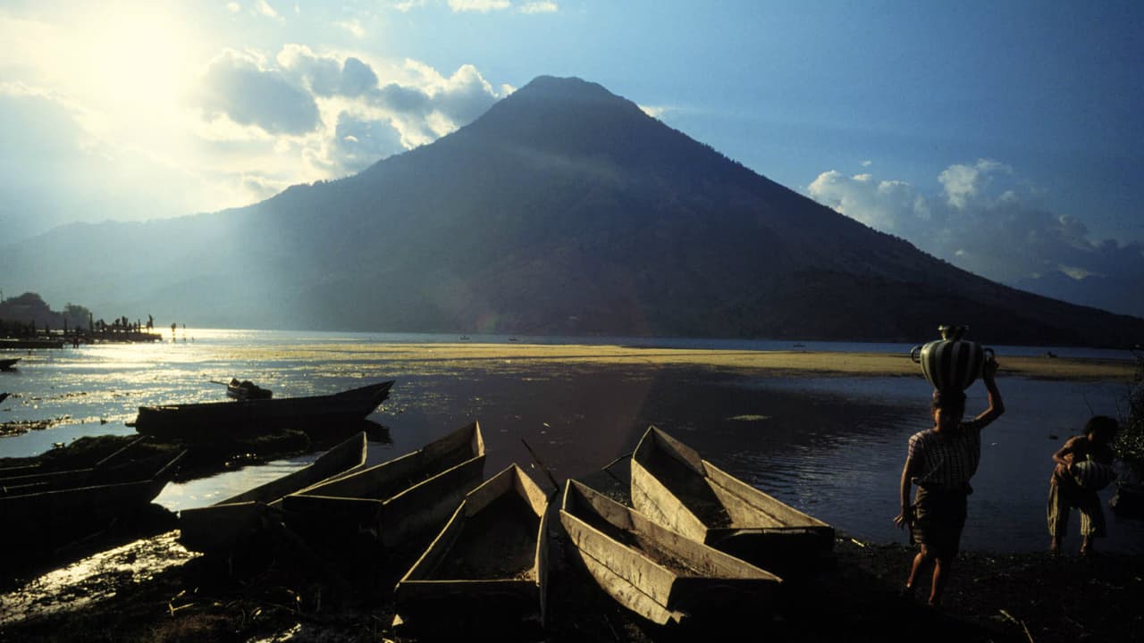 En los márgenes del lago Amatitlán, en Guatemala, se alzan los volcanes de Atitlán, Tolimán y San Pedro. Este lago está situado a 1,560 metros sobre el nivel del mar y tiene 18 kilómetros de longitud.