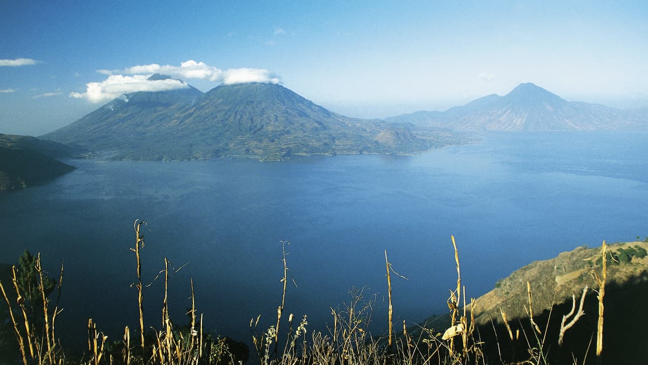 El lago Amatitlán también es un recinto sagrado para los pobladores de la región pues guarda un poco de misterio. Su profundidad varía y en muchos puntos es desconocida, sin embargo se han sondeado más de 350 metros.