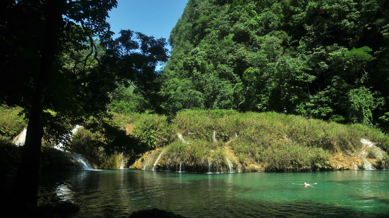 El 'Cañón de las Piscinas', como también se le conoce, se encuentra sobre una formación rocosa conocida como Semuc Champey, formación natural localizada en el municipio de Lanquín.