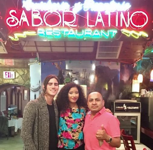 A Félix Gabriel le encanta la comida ecuatoriana, y para darle un gusto a sus antojos los compartieron en un restaurante de su país.