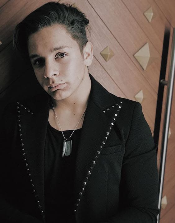 De acuerdo con el perfil de Instagram de 
<a href="https://www.instagram.com/adrian1escalona/?hl=es-la" target="_blank">Adrián</a>, él se autodenomina actor, DJ, locutor y conductor.