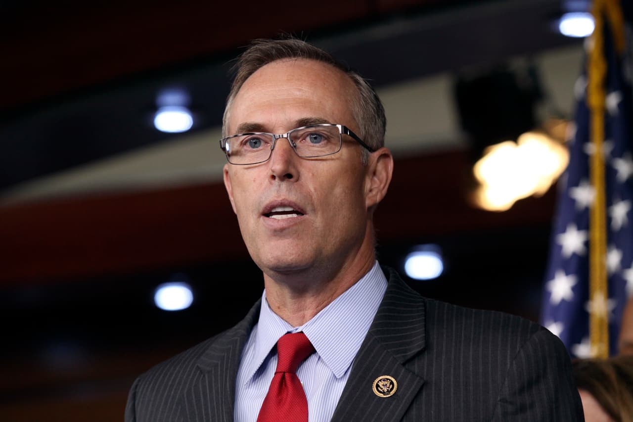 <b>Rep. Jared Huffman </b>
<br>Huffman firmó esfuerzos para iniciar un proceso de juicio político en diciembre de 2017.
<br>"La acusación es una medida extraordinaria, pero debe quedar claro para cualquiera que examine los hechos que las acciones del presidente Trump justifican su juicio político.
<br>
<br>