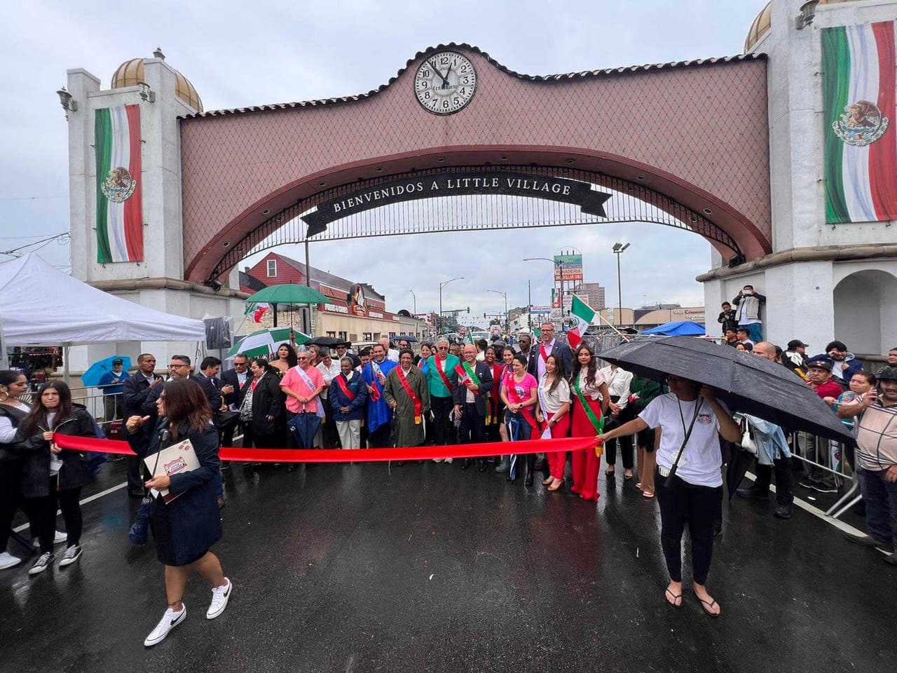 Desfile día de la Independencia de México en La Villita. Ni la lluvia impidió que el desfile del día de la Independencia de México saliera conforme lo planeado.