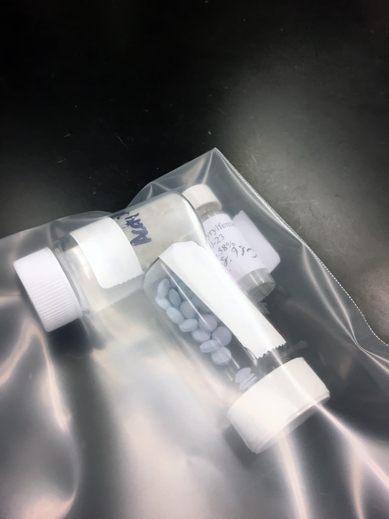 Según Colin Ruane agente especia de la DEA, falsificadores de medicamentos están mezclando Carfentanil en píldoras falsa que intentan pasar como Oxycontin o Xanax.
<br>