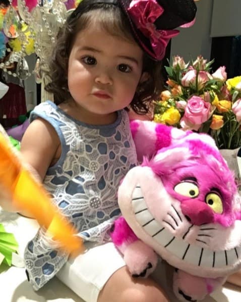 A Baby Giulietta le encantó su peluche del enigmático felino del cuento de "Alicia en el país de las maravillas". (Octubre 2, 2016)