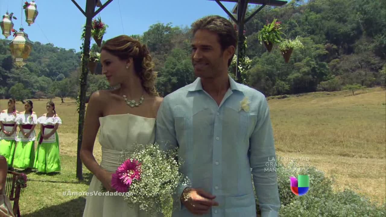 ¿Y cómo no recordar la boda doble en Amores Verdaderos? No sólo se casaron Nikki (Eiza González) y Guzmancito (Sebastián Rulli).
