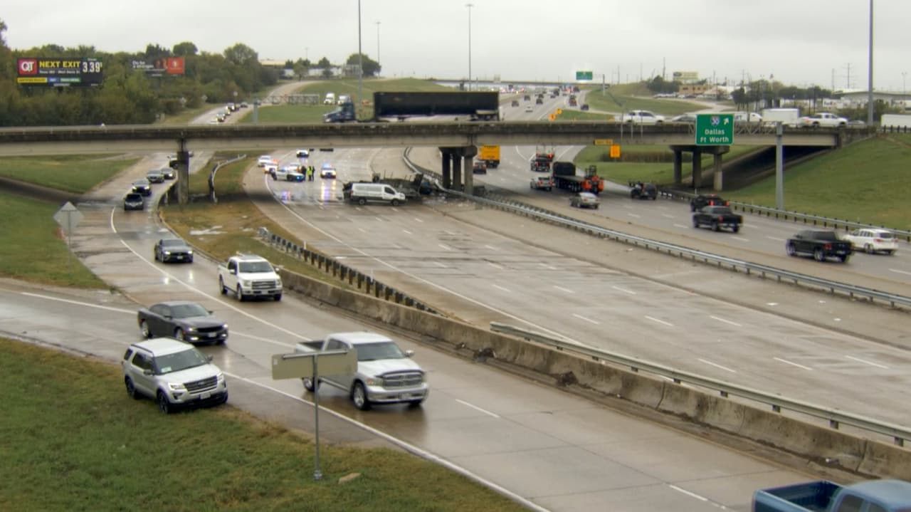 Autoridades investigan un accidente en la carretera Loop 12 en Dallas.