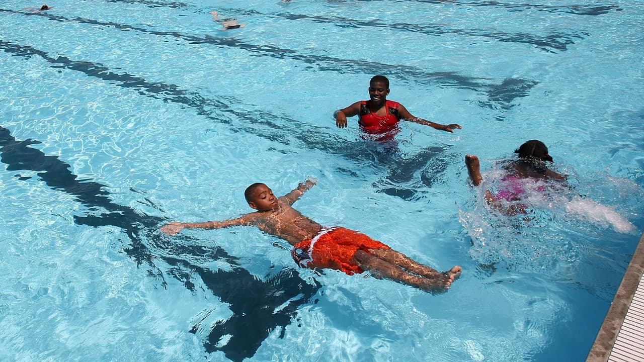 La Cruz Roja indica que al ir a nadar es importante designar a una persona que esté al pendiente del resto del grupo, pero también es ideal que uses chaleco salvavidas y debes ser consciente de tus capacidades para no arriesgarte. 
<br>
<br>Tener conocimiento sobre cómo realizar una resucitación cardiopulmonar también puede salvar vidas.