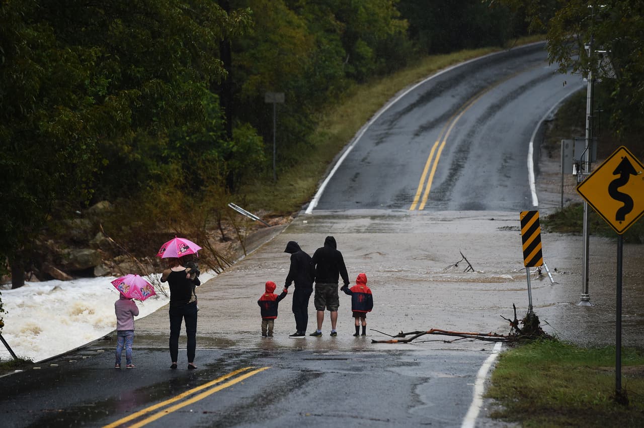 <b>Las zonas de inundación aún pueden ser riesgosas después de que el agua retrocede: </b>La FEMA advierte que los caminos pueden erosionarse o debilitarse después de una inundación. El peso de un automóvil podría hacerlos colapsar.
<br>