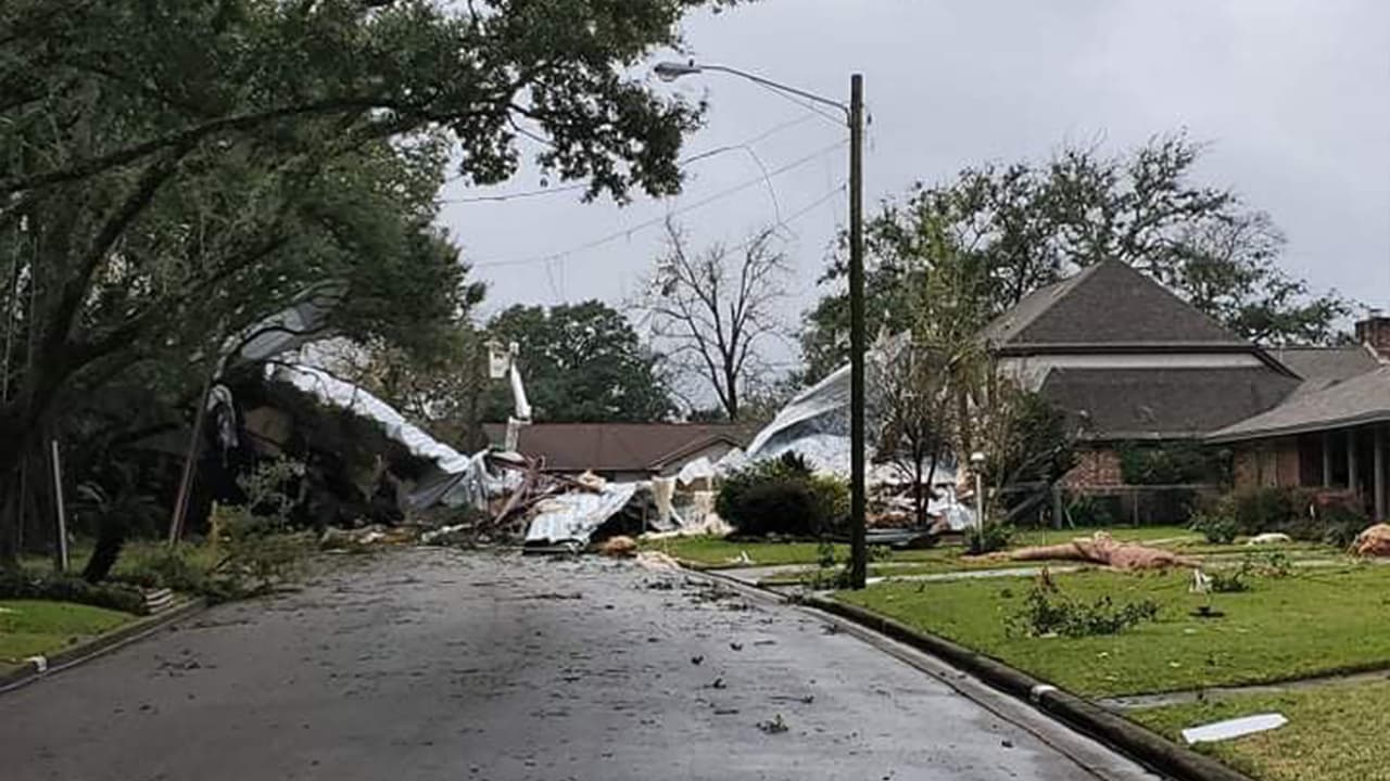Las fuertes ráfagas de viento ocasionaron que varios techos se desprendieran.