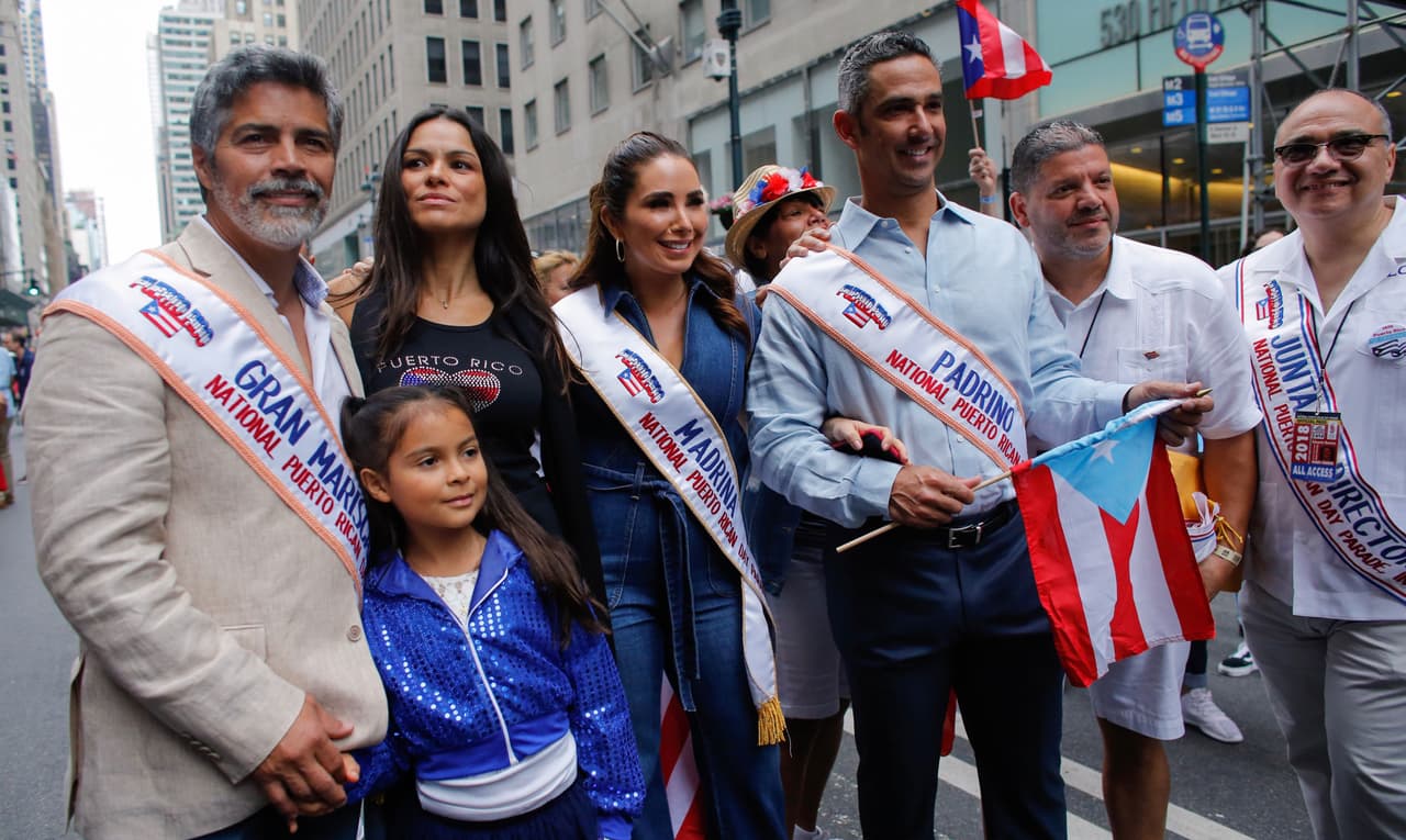 Cientos de miembros de la comunidad puertorriqueña y líderes neoyorquinos caminaron por la Quinta Avenida en el centro de Manhattan la mañana de este domingo con mensajes que llaman a la unidad y piden el apoyo para la reconstrucción de la isla a casi nueve meses del huracán María.
