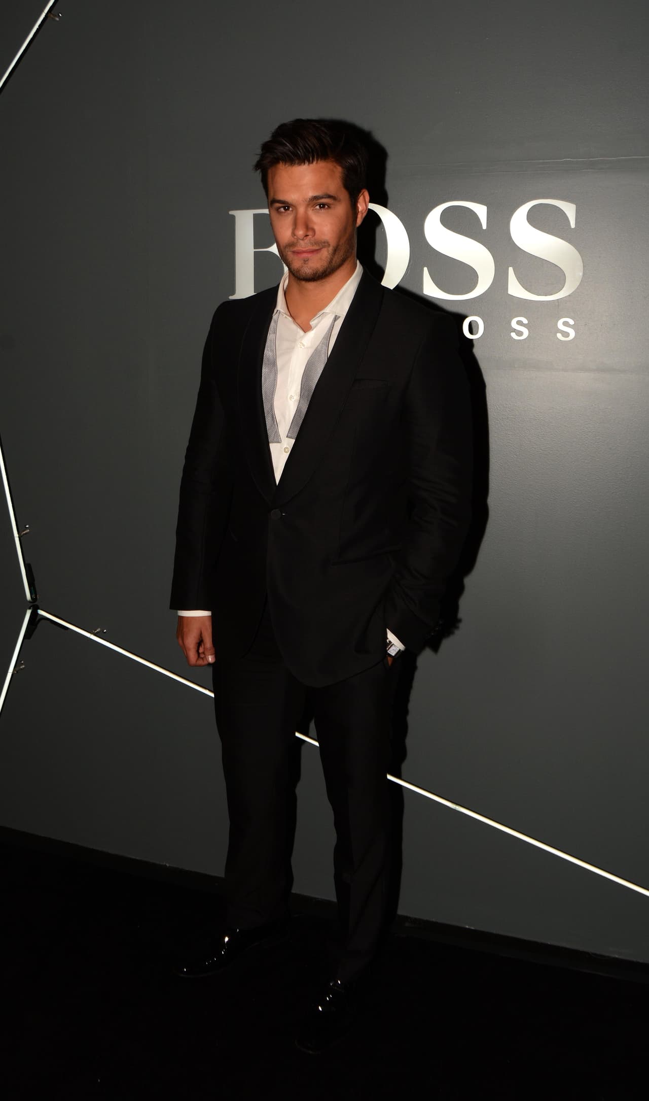 Temprano en el día, 
<b><a href="https://www.univision.com/famosos/kristal-cid-le-muestra-a-brandon-peniche-como-se-verian-con-tres-hijos-y-el-mismo-comparte-la-reaccion-que-tuvo-video" target="_blank">Brandon Peniche</a></b> contó en el programa 'Venga la alegría' que tras realizarse una tercera prueba, dio positivo a covid-19.
<br>