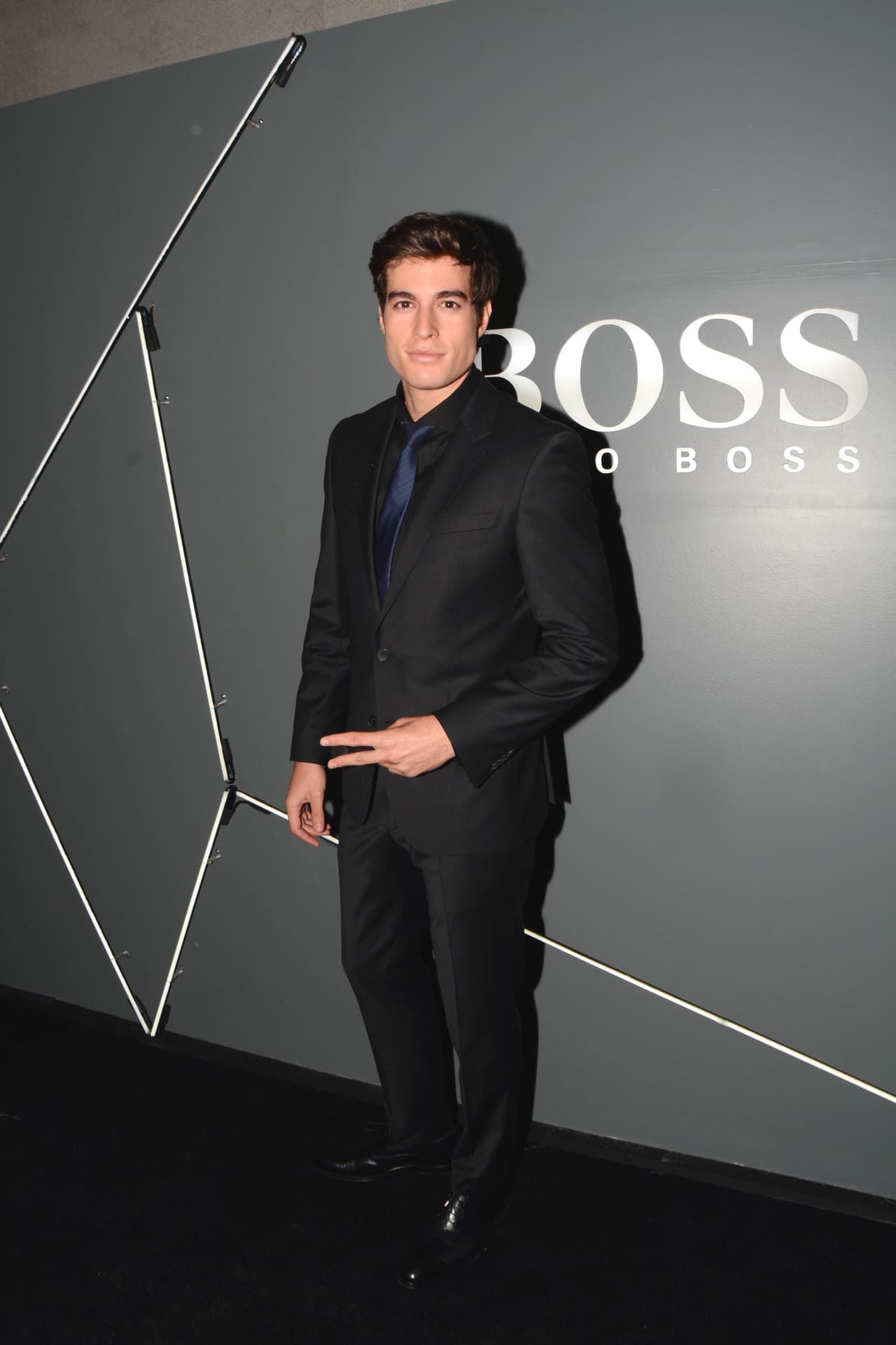 Danilo Carrera también derrochó elegancia y galanura, con un atuendo muy del estilo de los "Gómez Luna" en "Pasión y Poder".