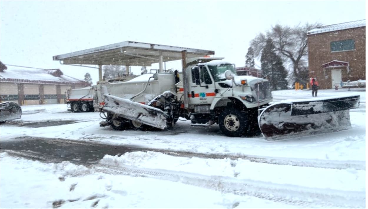 Pine Mountain Club continua bajo la nieve; las autoridades trabajan para abrir caminos