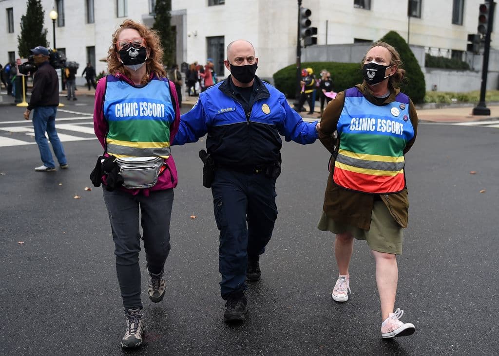 Dos manifestantes opuestas a la nominación de Amy Barrett a la Corte Suprema son arrestadas por la policía del Capitolio en Washington DC.