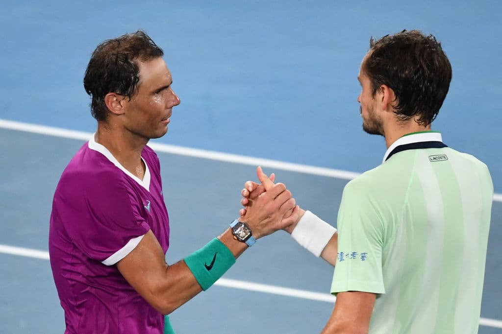 Rafael Nadal lo hace y se convierte en el primer tenista en la historia de este deporte que suma su vigésimo primer título de Grand Slam en el Abierto de Australia tras derrotar al ruso Daniil Medvedev en parciales de 2-6, 6-7(5), 6-4, 6-4 y 7-5, con una duración de cinco horas y 25 minutos de juego.