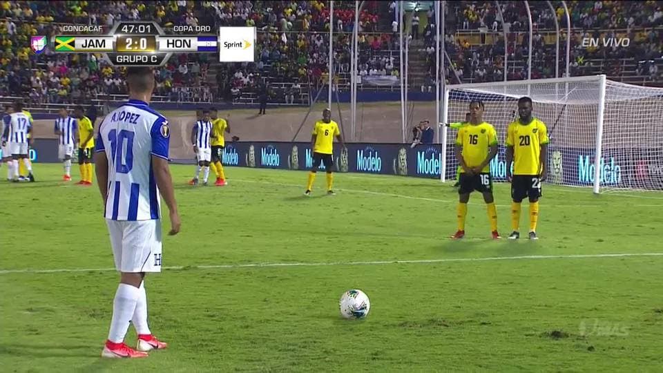 Tiro desviado de Maynor Figueroa