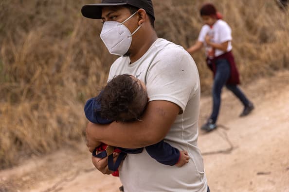 La crisis migratoria que se vive en la frontera es también considerada como el mayor 
<a href="https://www.univision.com/noticias/inmigracion/gobierno-joe-biden-llegada-ninos-migrantes-aumentara-proximos-meses-hasta-25-000">auge de inmigrantes menores no acompañados en años. </a>