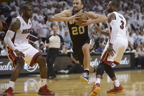 Habrá séptimo juego entre los Spurs y los Heat (30 fotos) ¡Locura total! Un juego electrizante, inolvidable, donde ambos equipos dieron una demostración inolvidable en el American Airlines Arena, manteniendo en vilo a los fanáticos en San Antonio y en Miami, primero durante los 48 minutos regulares y después en los 5 minutos de OT. .Tim Duncan, con una clásica demostración durante todo el partido, anotó más tantos en la primera mitad que la combinación de los 3 de Miami, Wade-James-Bosh 25/21, facilitando que los Spurs dominaran al Heat hasta comenzar el cuarto período, cuando Miami llevo a cabo un cambio de jugadores. Cuando solo faltaban 5 segundos para coronarse campeones los San Antonio Spurs, el incomparable Ray Allen empató el partido con un tiro de 3 puntos, forzando el OT. Con 1:43 en el reloj, LeBron James (triple/doble, 32 puntos, 11 asistencias y 10 rebotes) encaramó al Heat 101-100, y al concluir el OT, de nuevo Allen realizó una formidable jugada defensiva, dando dos puntos más al Heat, que terminó, a pesar de los umpires y para desconcierto de los comentaristas que daban el cetro a San Antonio, 103-101 sobre los Spurs. .