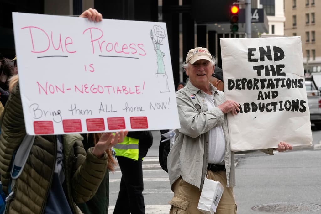 <b>"El debido proceso no es negociable" y "acaben con las deportaciones y secuestros",</b> se leen en las pancartas de estos dos manifestantes en una protesta en San Francisco, California, contra las políticas de deportaciones y arrestos del gobierno de Trump. Ocurrió el 28 de mayo de 2025.