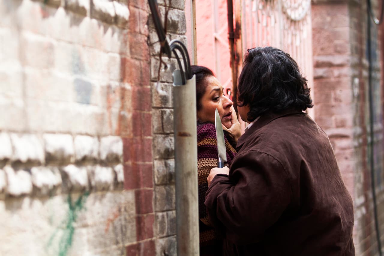 Y no se tentó el corazón para amenazar a Dolores, la amiga de Yolanda y portera de la vecindad.