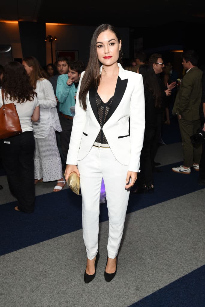 <b>Sasha Grey</b>: participó en numerosos filmes pornográficos antes de retirarse de la industria de cine para adultos e hizo su debut en Hollywood bajo la dirección de el aclamado director Steven Soderbergh en la pelicula
<b>The Girlfriend Experience</b>.
<br>