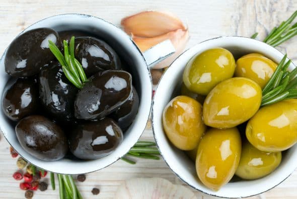 Es mejor consumir una pequeña porción de estos mariscos que las aceitunas negras, estas contienen más calorías que las verdes. Se sabe que una aceituna verde tiene una carga calórica de 132 calorías por 100 gramos, mientras que la negra posee 350.