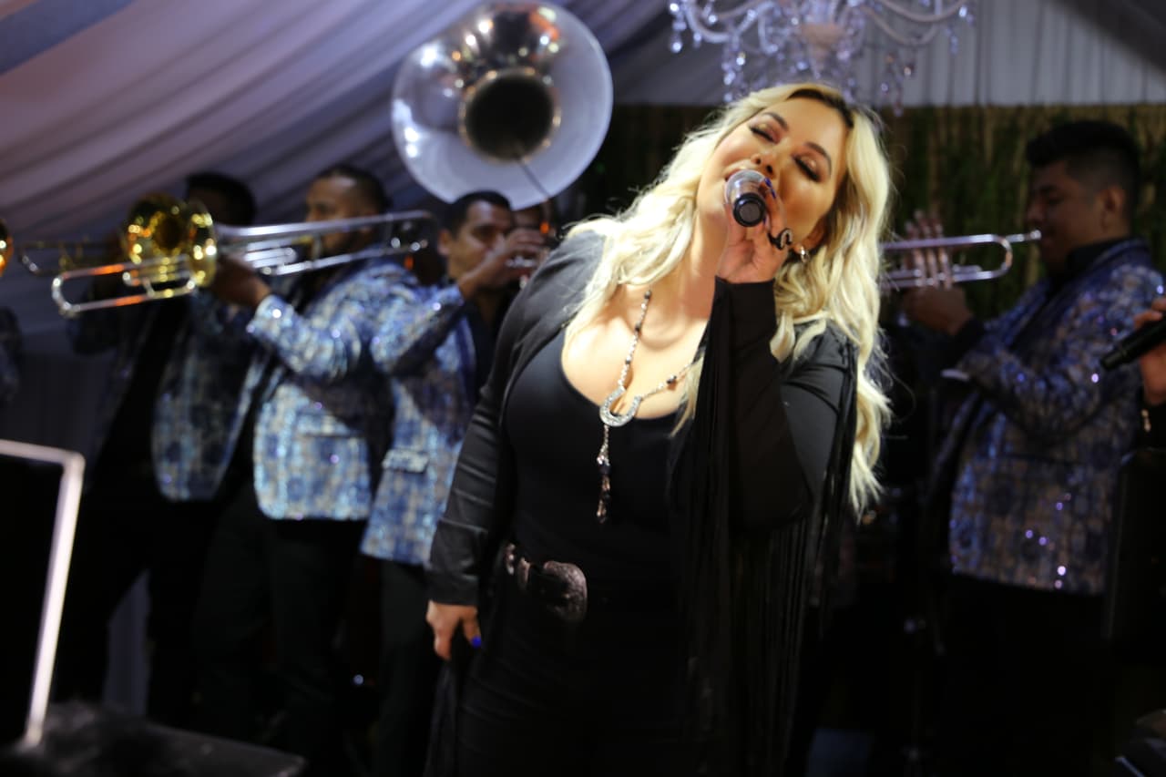 Una de ellas fue el tema homónimo al nombre de su álbum, 
<b>'Entre Botellas'</b>.