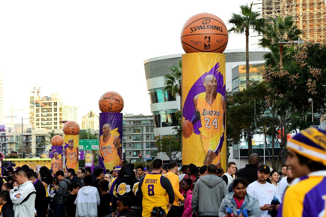 Asi disfrutan los fanáticos a las afueras del Staples Center en 'Kobeland'.