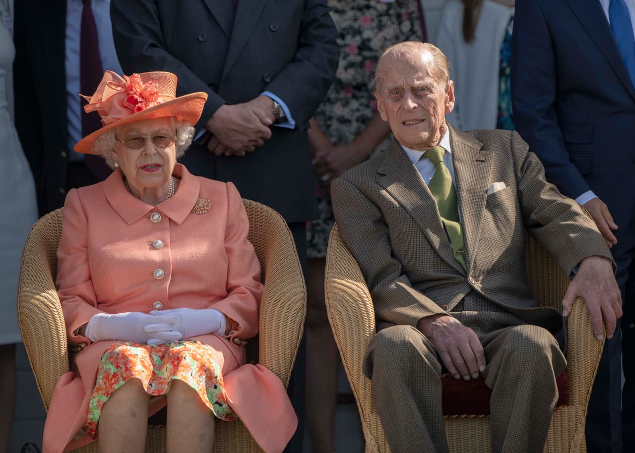 De acuerdo con su investigación, el príncipe Felipe es el más popular entre los empleados del palacio, quienes le dijeron lo mucho que quieren al duque de 97 años.
<br>