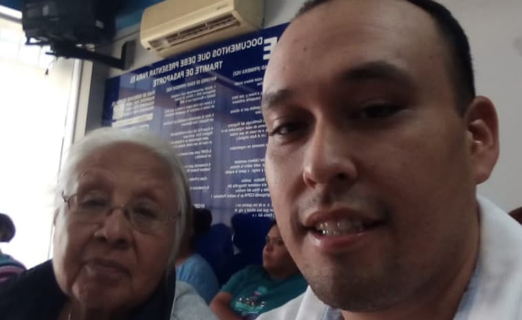 Michael y su madre, Maria Polinske, durante una reunión en la ciudad fronteriza de Ciudad Acuña, México.
