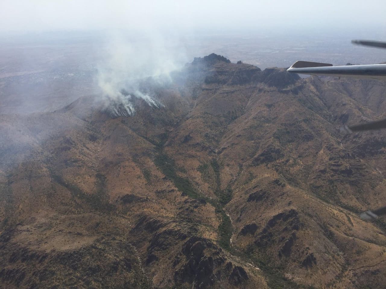 Hasta este miércoles no hay evacuaciones emitidas para las comunidades cercanas del incendio Superstition, pero aún existen peligros.
<br>