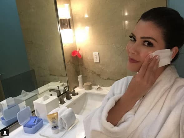 Ana preparándose para ir a la cama. Siempre es importante decir fuera al maquillaje.