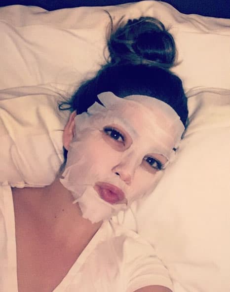 Y después de un largo día de trabajo, nada mejor que una mascarilla para refrescar el rostro.