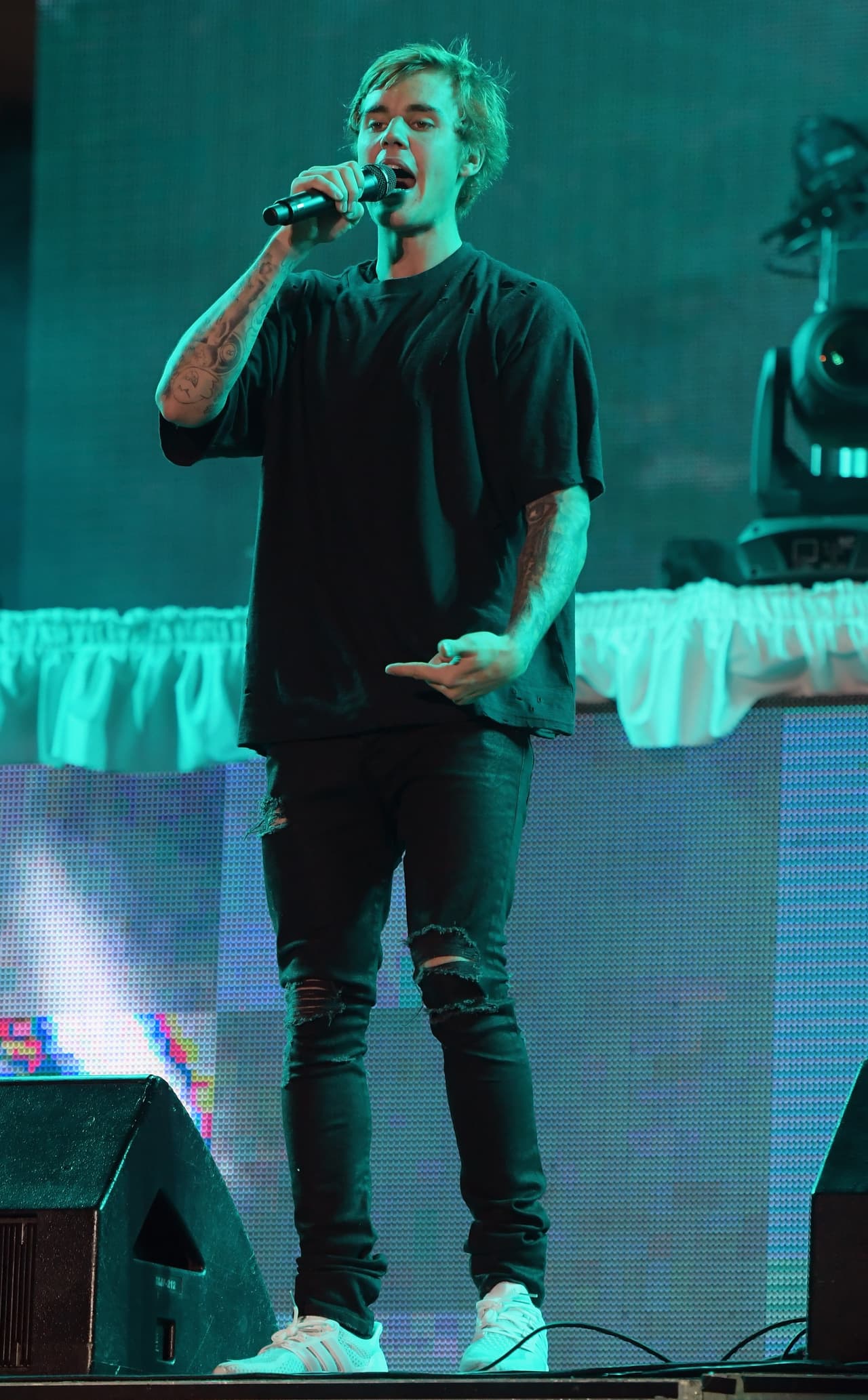 En el visual, el esposo de Hailey Baldwin explica que su siguiente álbum es diferente al anterior 'Purpuse' (2015) por el punto en el que está en 
<b><a href="https://www.univision.com/famosos/justin-bieber-llora-en-publico-de-nuevo-mientras-selena-gomez-renace-el-luce-triston-fotos" target="_blank">su vida</a></b>.