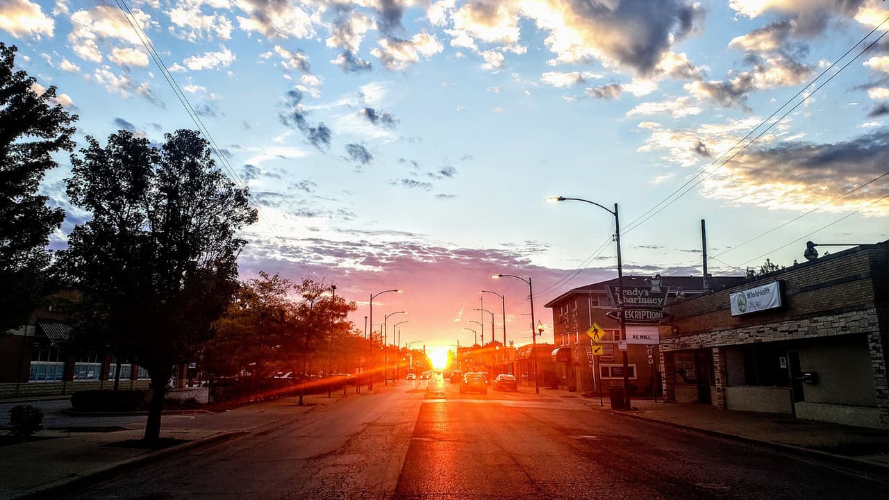 El Chicagohenge es un fenómeno observable gracias a la combinación de la posición del sol con la disposición simétrica de la ciudad, lo que permite que tanto al amanecer como al atardecer, el astro encaje casi a la perfección entre algunos edificios.
<br>