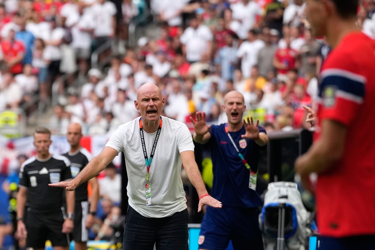 El seleccionador de Noruega, Stale Solbakken, hace un gesto durante el partido de cuartos de final de la Copa Mundial de Fútbol entre Noruega e Inglaterra en Miami Gardens, Florida, el sábado 11 de julio de 2026.