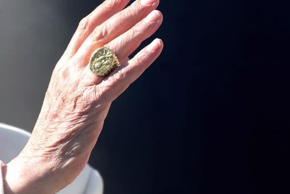 Será la primera vez en casi 600 años que un ex sumo Pontífice viva al mismo tiempo que su sucesor por lo cual se han tomado medidas extraordinarias como que el anillo pescador de Benedicto XVI sea inutilizado con un corte una vez que entre en vigor su renuncia.