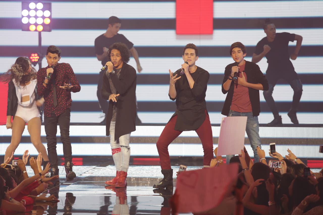 Una noche donde se le hizo honor al Latin GRAMMY, hubo sorpresas y la eliminación de un chico más. Esta noche le dijimos adiós a Sebastián y los jueces, además de no tener paciencia, fueron difíciles de complacer.
