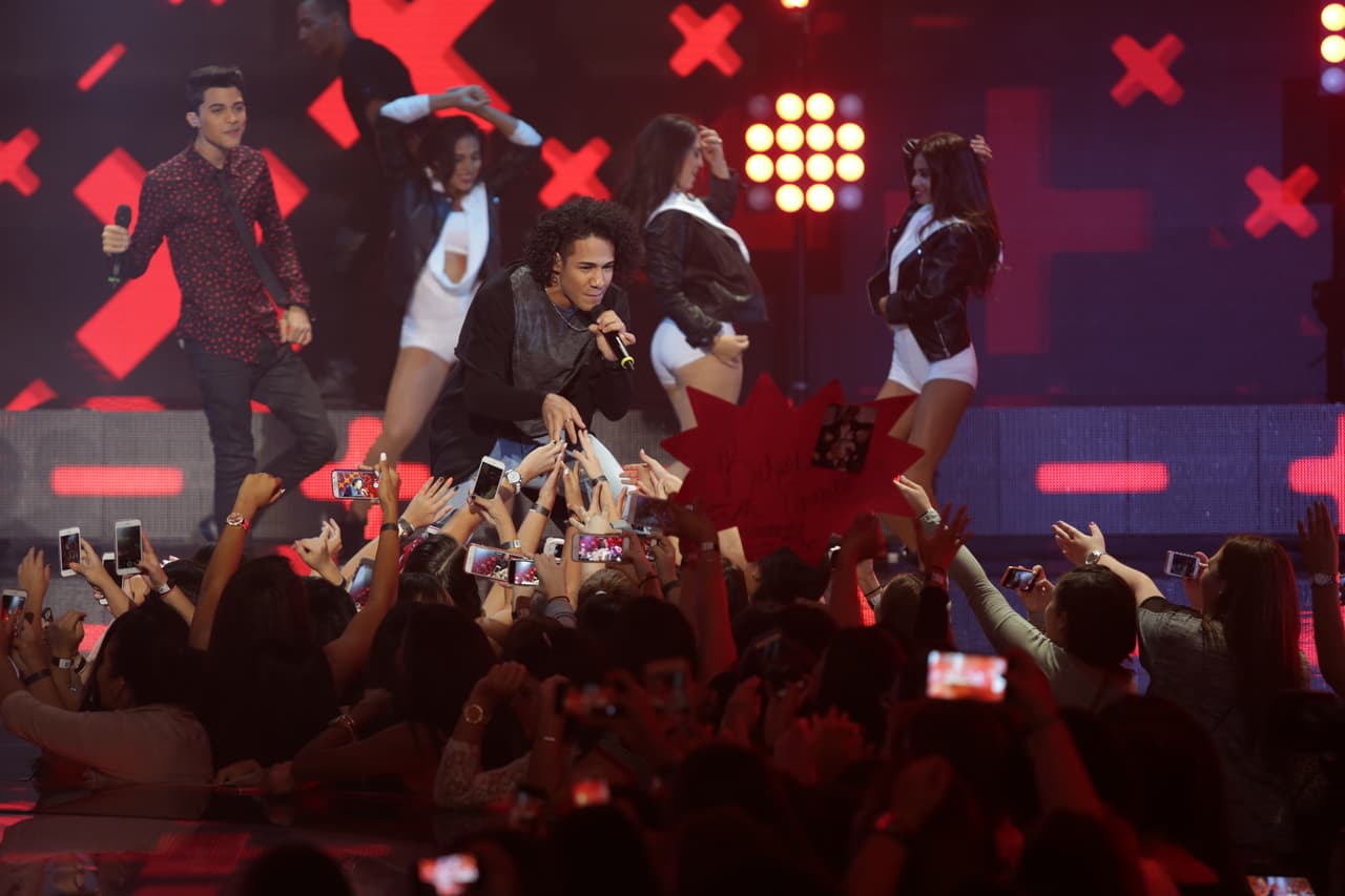 Una noche donde se le hizo honor al Latin GRAMMY, hubo sorpresas y la eliminación de un chico más. Esta noche le dijimos adiós a Sebastián y los jueces, además de no tener paciencia, fueron difíciles de complacer.