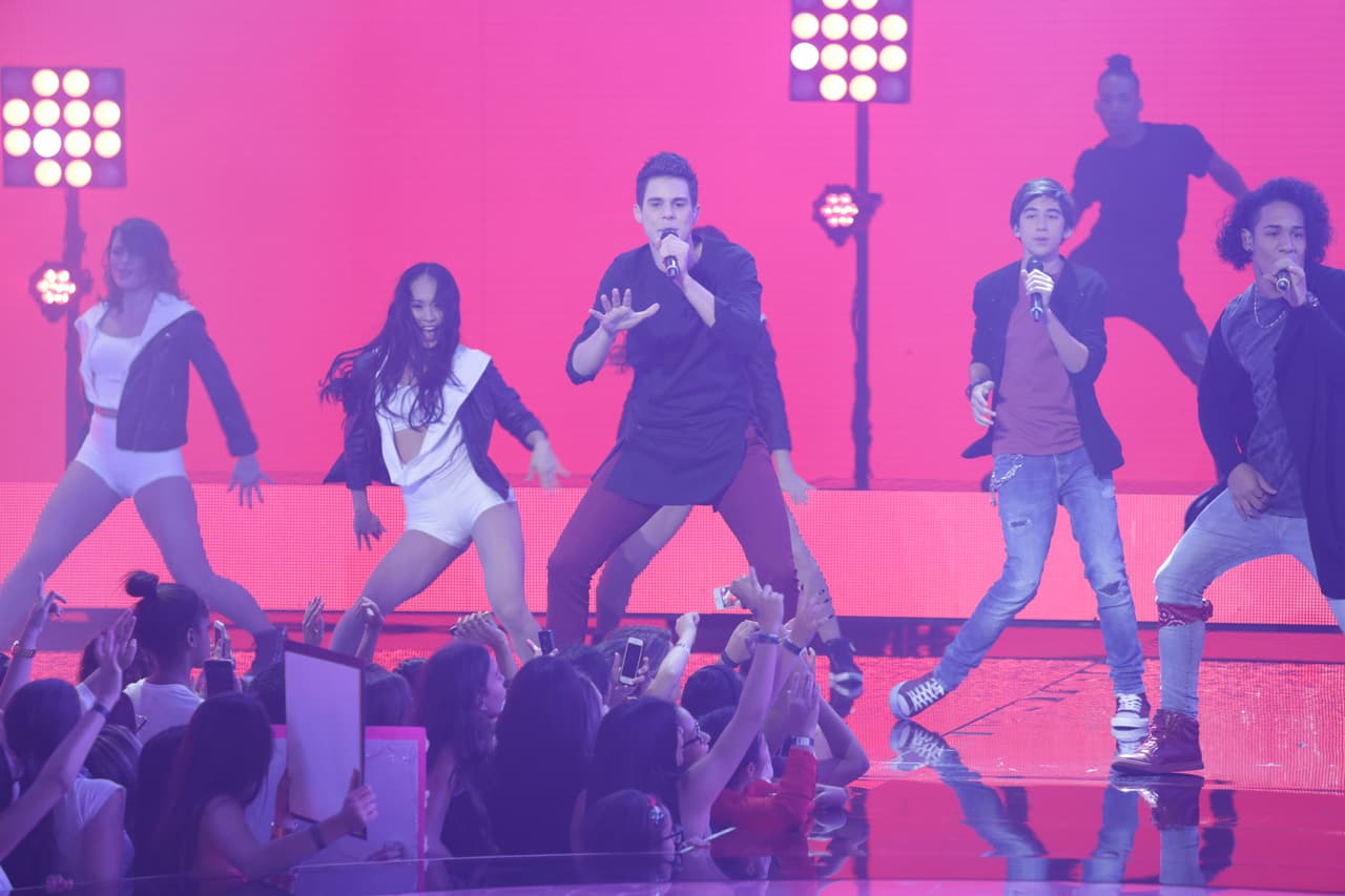 Una noche donde se le hizo honor al Latin GRAMMY, hubo sorpresas y la eliminación de un chico más. Esta noche le dijimos adiós a Sebastián y los jueces, además de no tener paciencia, fueron difíciles de complacer.