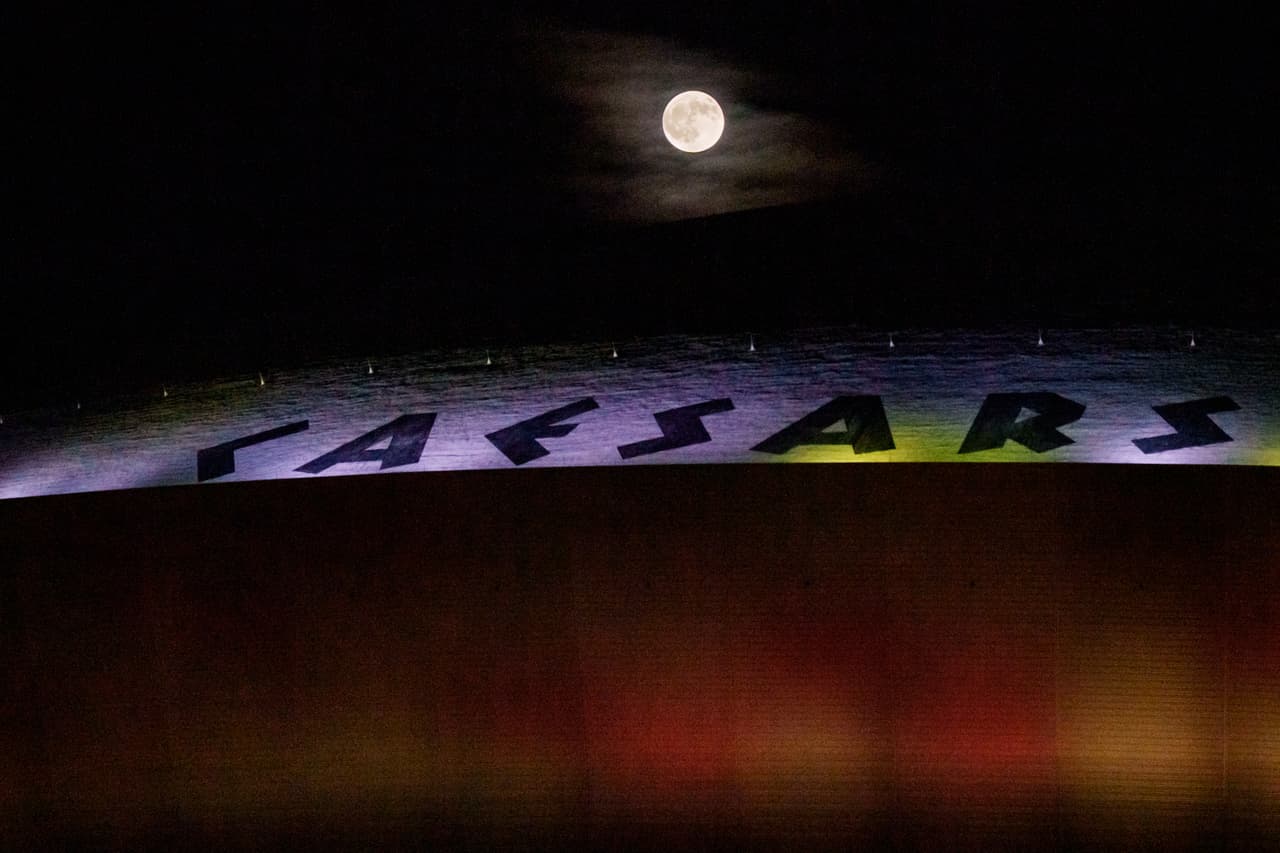 La luna llena comienza a eclipsarse mientras las nubes la cubren cerca del Caesars Superdome en Nueva Orleans, el jueves 27 de agosto de 2026.