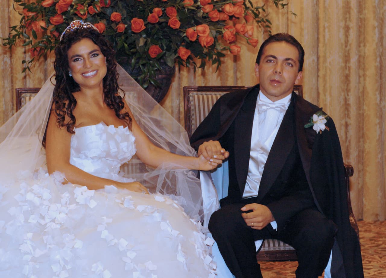 'El Gallito Feliz' y Valeria Liberman estuvieron casados cuatro años, pero vivieron un tormentoso divorcio, la argentina pidió una fuerte cantidad para la manutención de sus hijos y una pensión para ella.
<br>