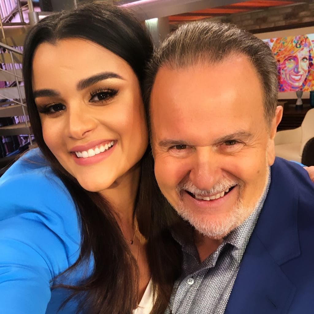 En agosto pasado, El Gordo bromeó al exponer algunas '
<b><a href="https://www.univision.com/shows/el-gordo-y-la-flaca/estas-son-las-pistas-que-dio-raul-de-molina-en-tv-sobre-el-pretendiente-de-clarissa-molina-fotos">pistas' del hombre</a></b> que quiere conquistar a Clarissa, sin embargo, ella eludió el tema.